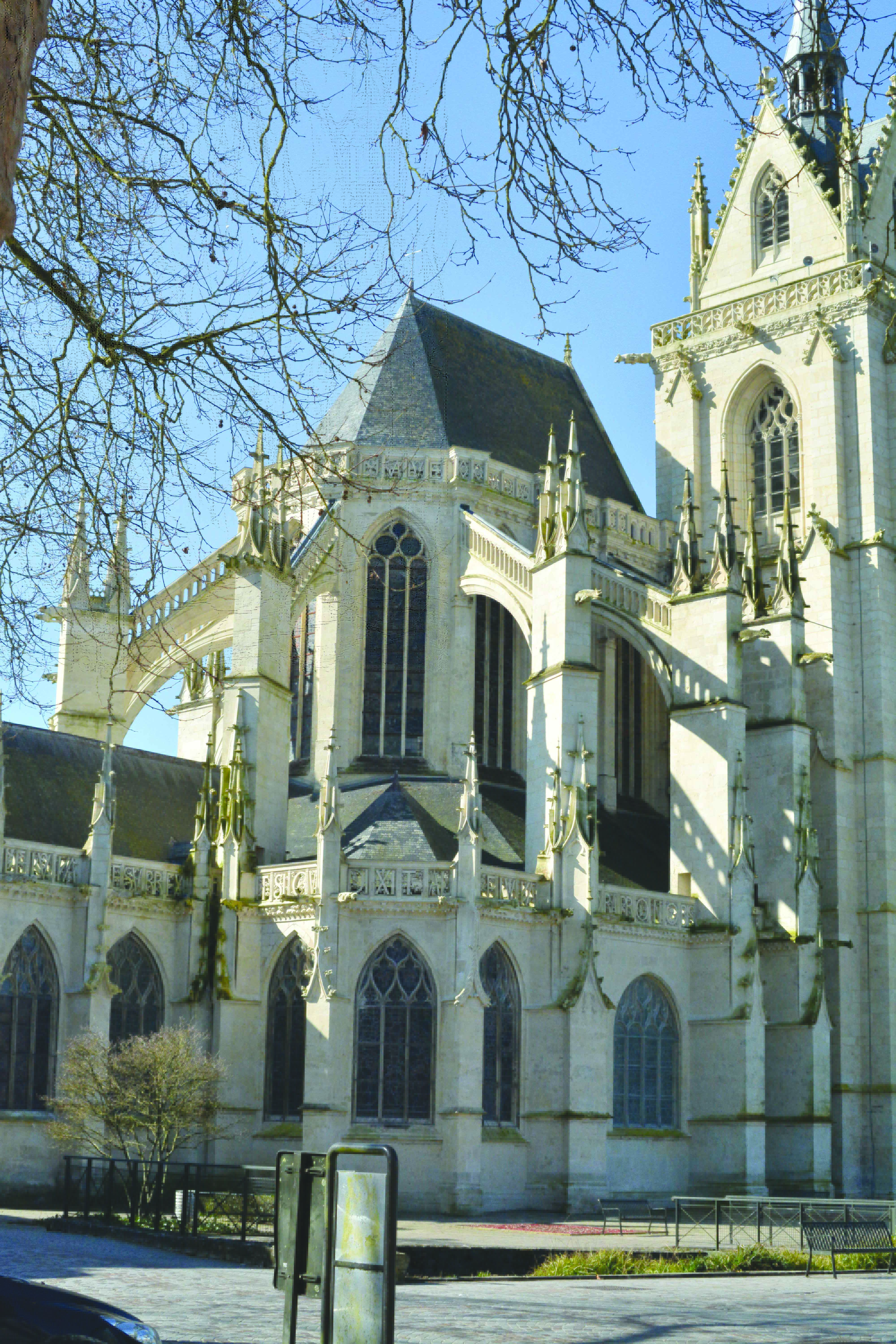 NOTRE DAME DES MARAIS : une fenêtre sur la renaissance et sur le moyen âge