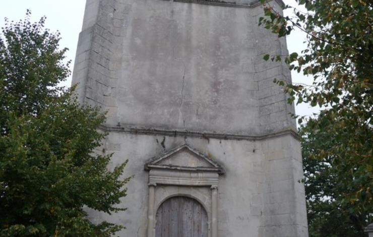 Tour clocher porche à épais contreforts - Eglise St Pierre - René