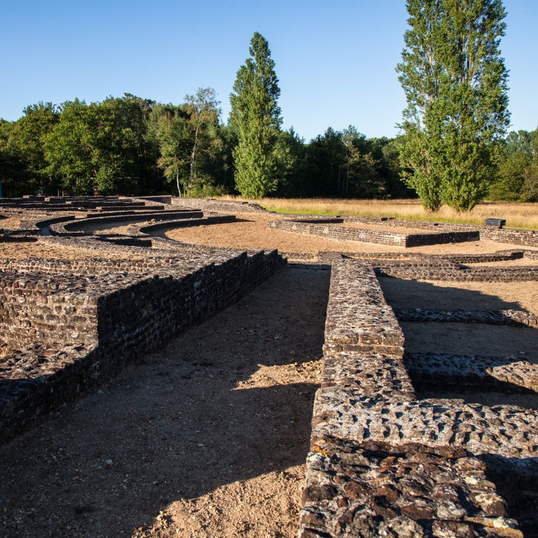 Visite du théâtre du site archéologique d’Aubigné-Racan