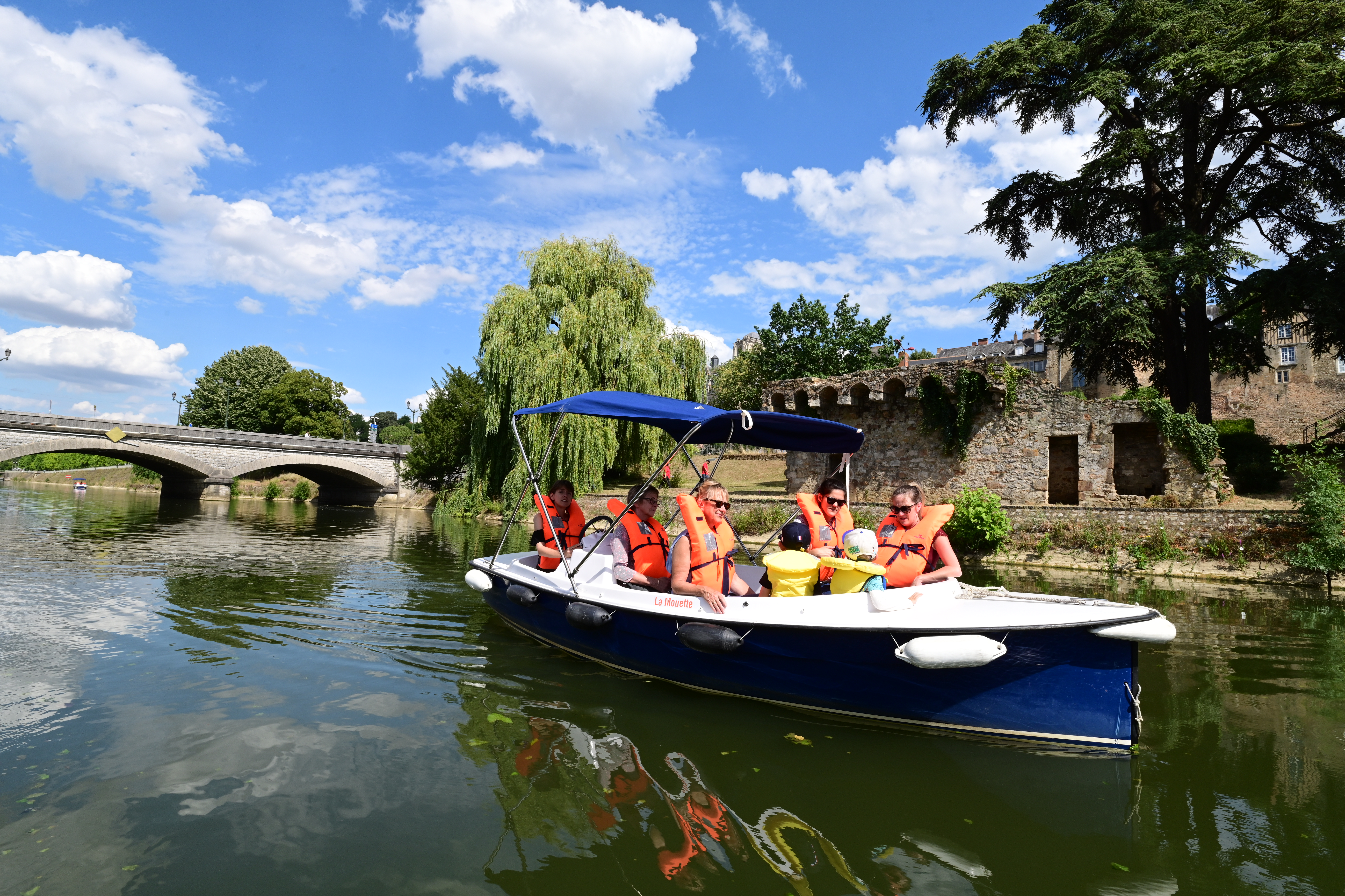 Bateau sur l’eau, la rivière, la rivière…