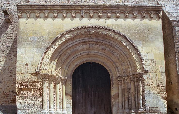 Porche de l'église Saint-Aubin-Bazouges