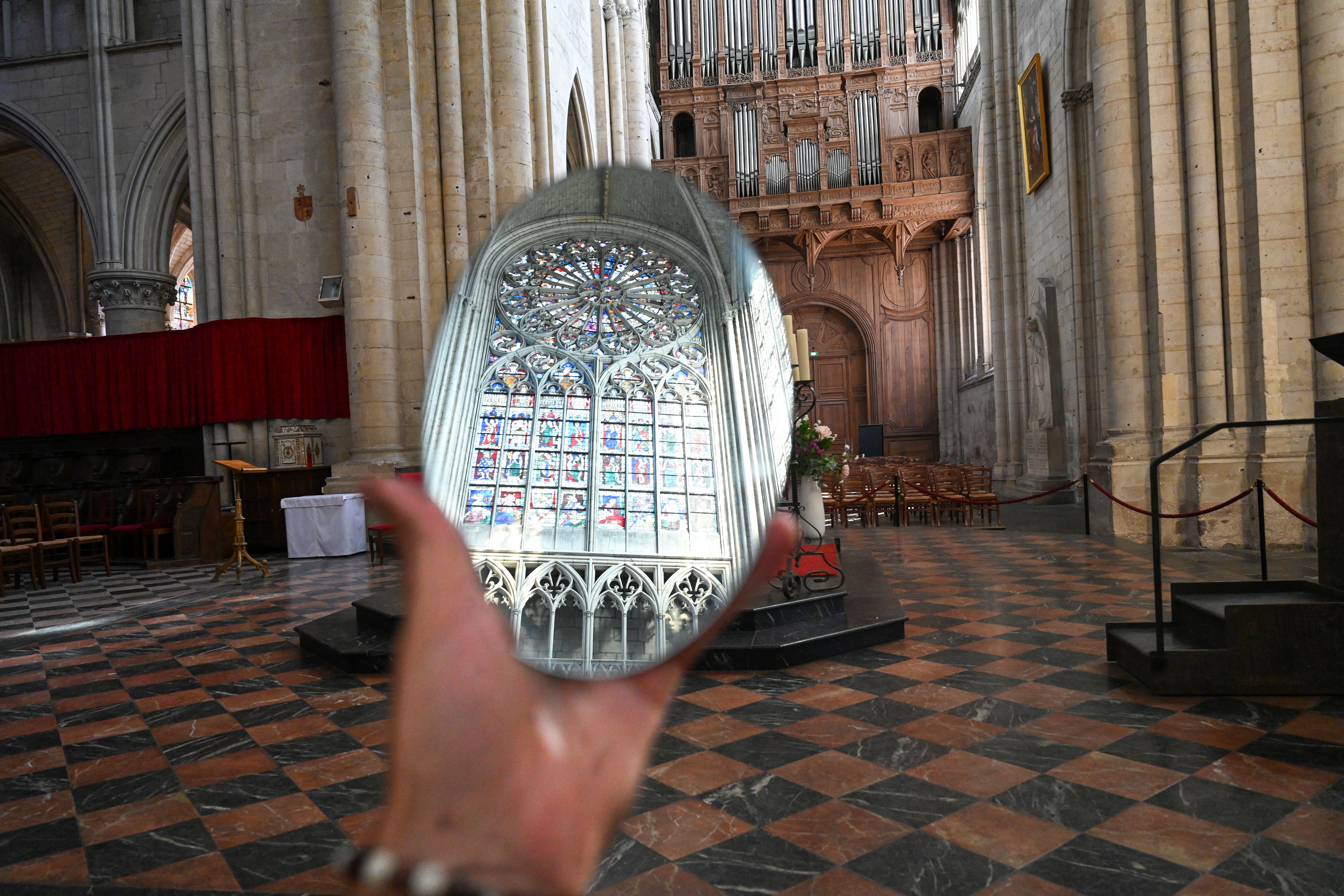 La cathédrale sens dessus dessous !