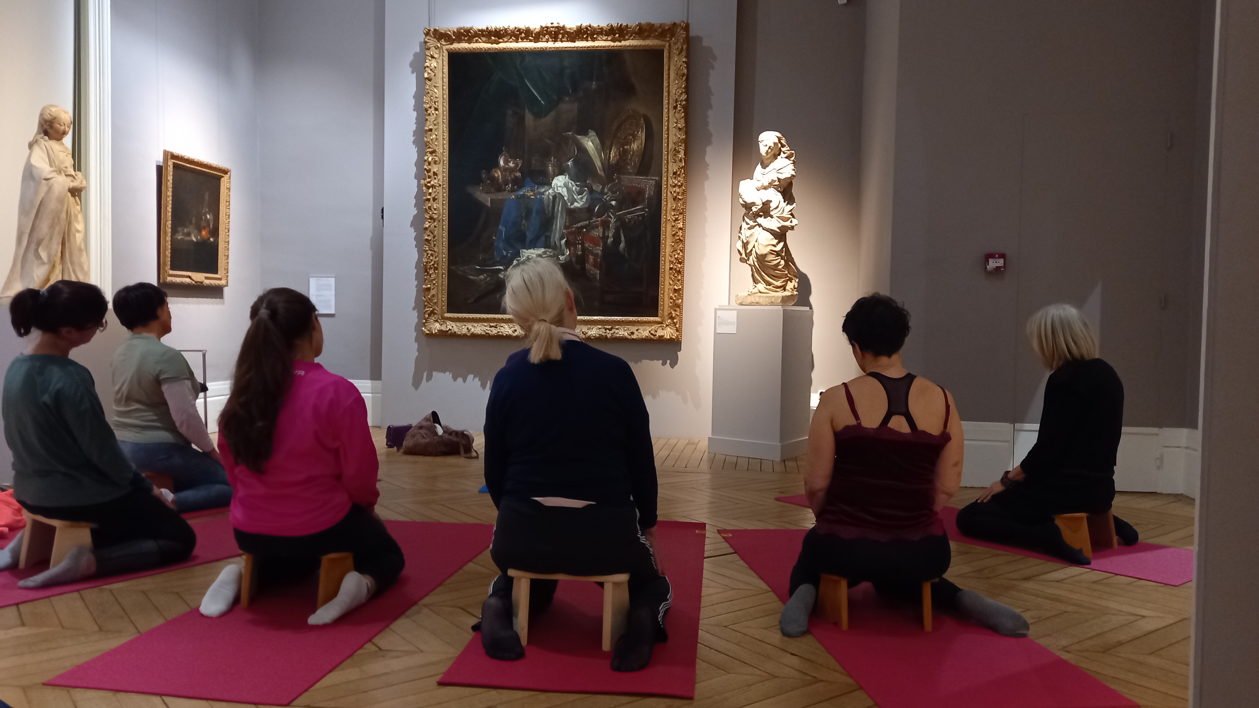 Séance de yoga au musée