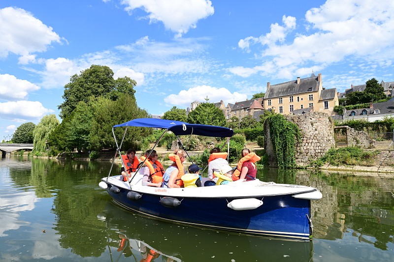 Bateau sur l’eau, la rivière, la rivière…